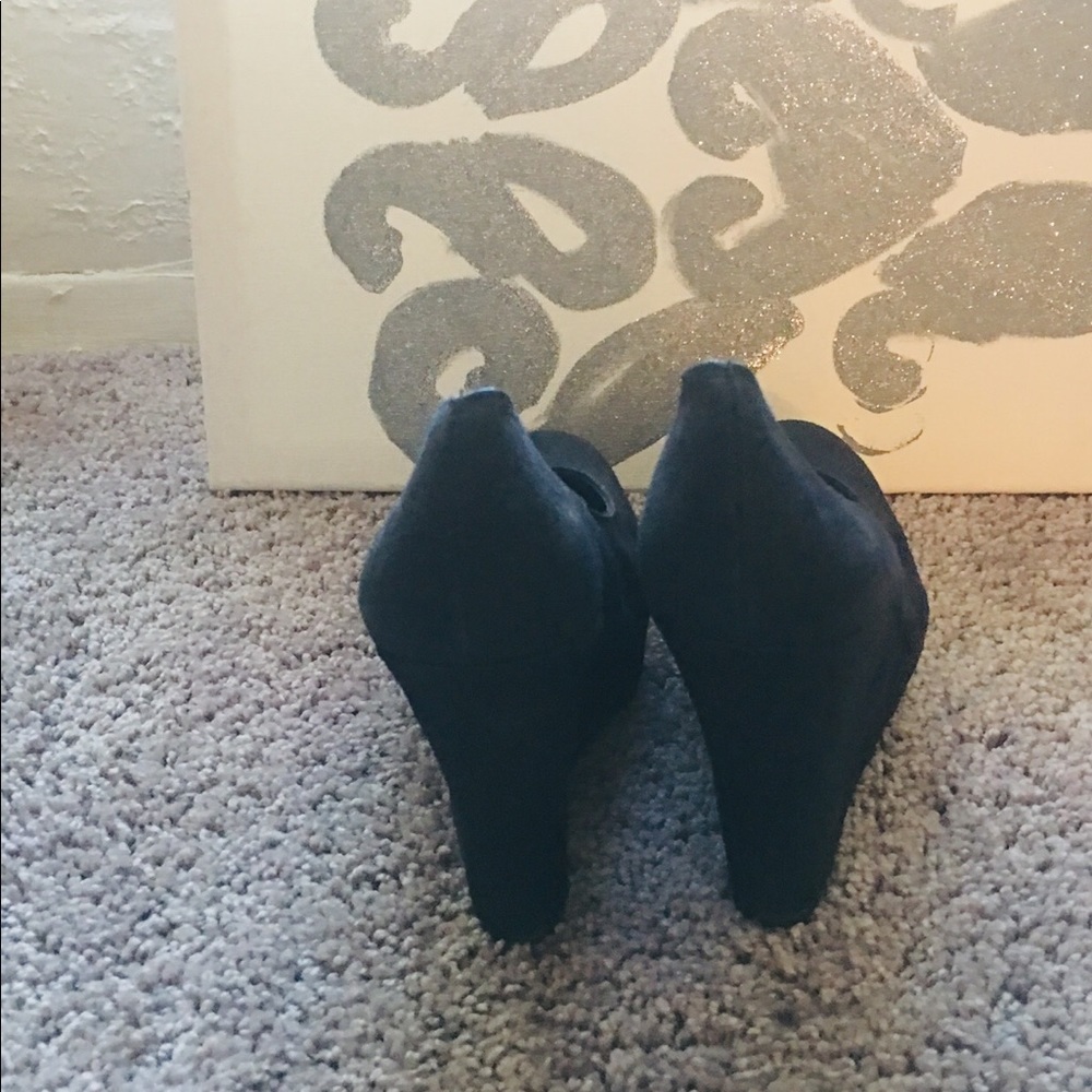 Heels - Picture 3 of 3